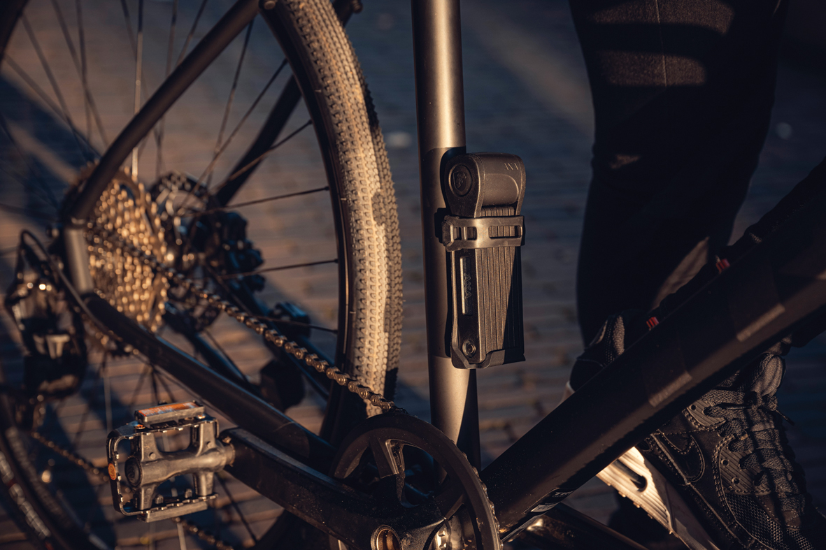 AXA Foldable 8-100 vouwslot, incl. framehouder nu kopen | Rose Bikes AXA Foldable 8-100 vouwslot, incl. framehouder nu kopen | Rose Bikes